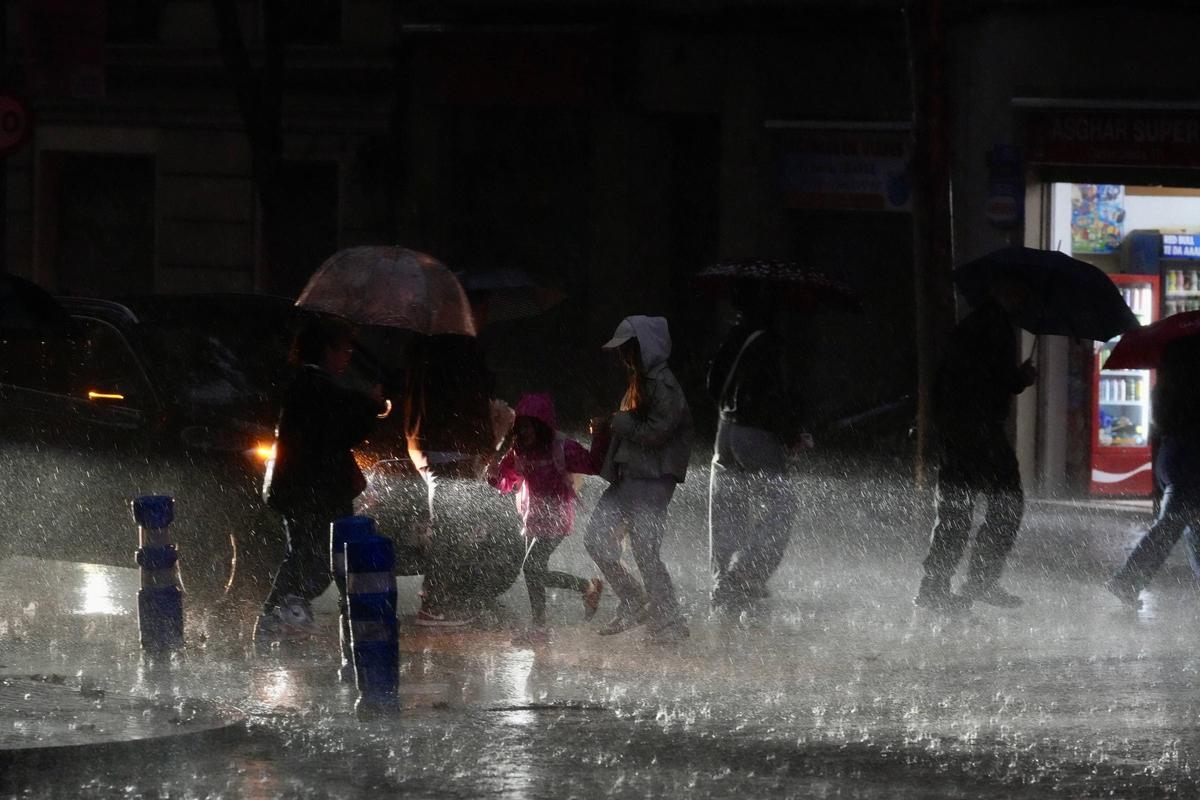 La calle de Lleida, en Barcelona, durante el episodio de intensa lluvia en la mañana del 6 de noviembre