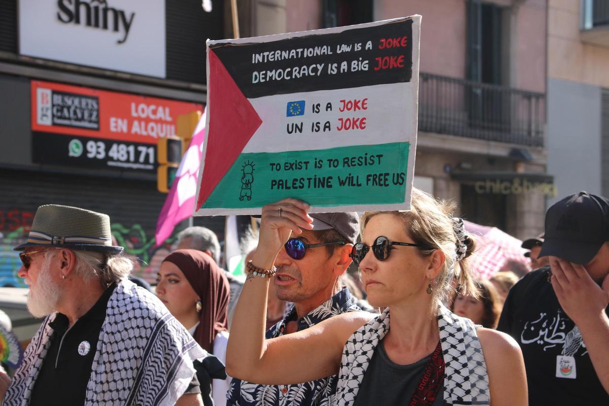 Una manifestante mostrado un cartel reclamando la paz en Palestina.