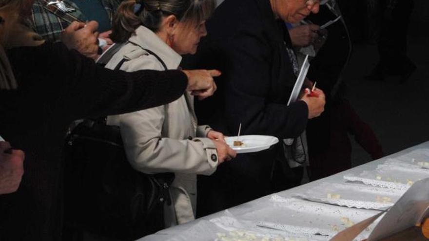 Varios puestos en el mercado de quesos de la plaza cubierta.