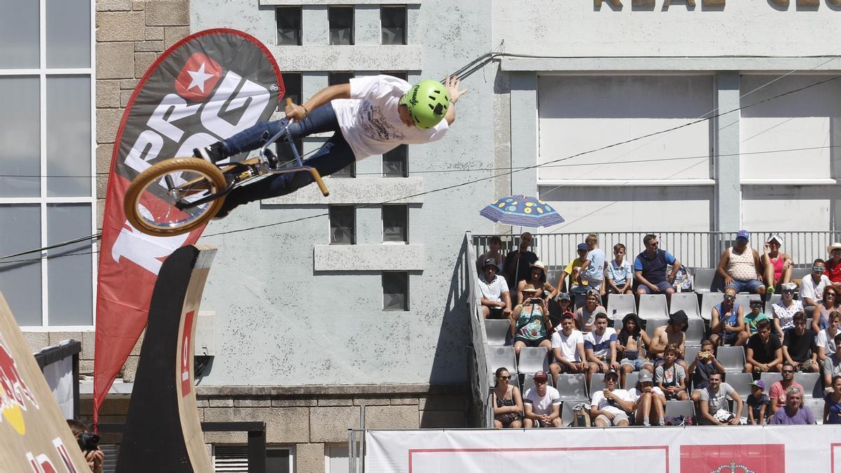 Un rider durante la competición de BMX de una edición anterior de O Marisquiño