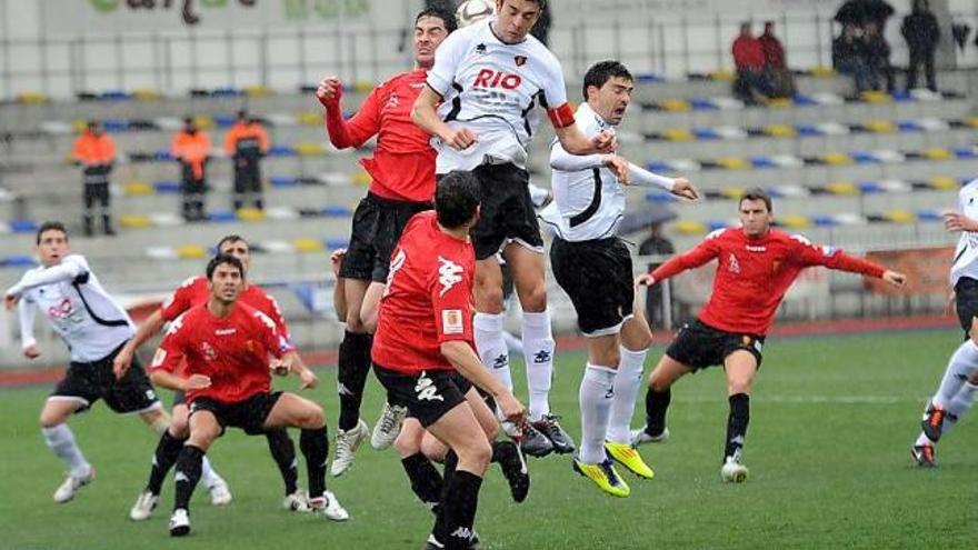 Berto Toyos intenta un remate de cabeza ante la oposición del jugador del Luarca Elian.