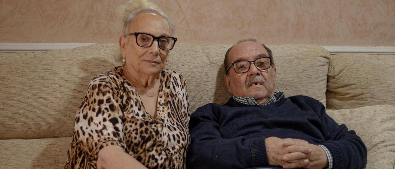 Carmen y Ramón en su casa del barrio de la Plata de València de donde pueden ser desahuciados.