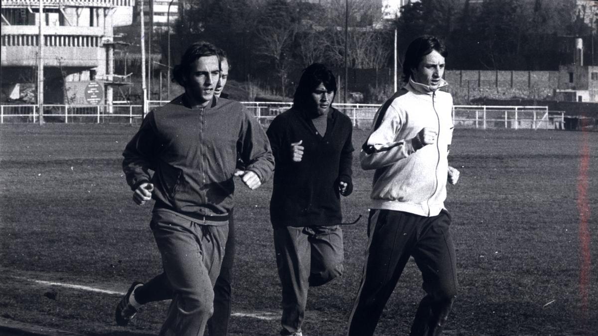 Neeskes, en un entrenamiento con el Barça junto a Sotil y Cruyff.