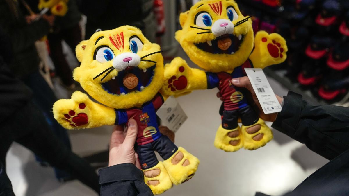 CAT, la mascota del Barça, descubre en sociedad su nuevo peluche