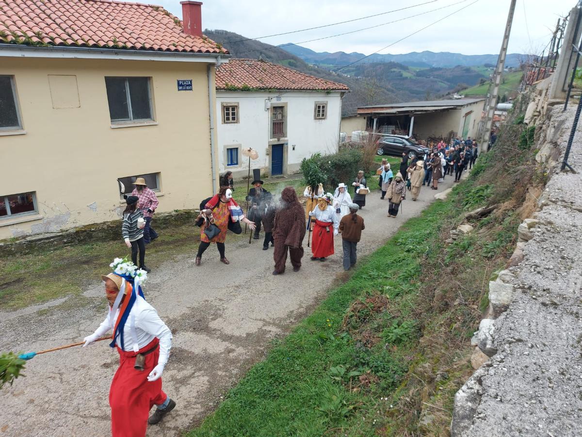 En imágenes: los guilandeiros recorren las calles de Villatresmil, en Tineo