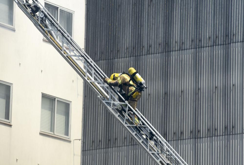 Los bomberos sofocan un incendio en una casa abandonada en A Falperra