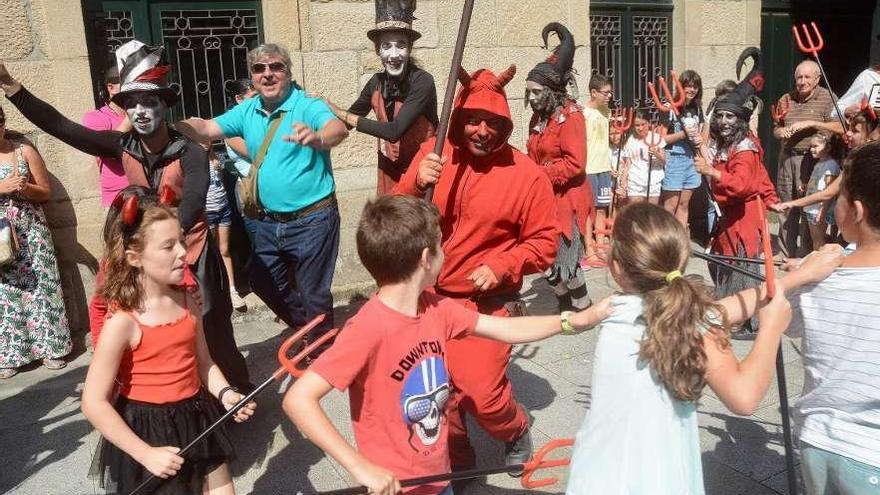 La salida de O Demo de San Bartolomé con su comitiva. // Rafa Vázquez