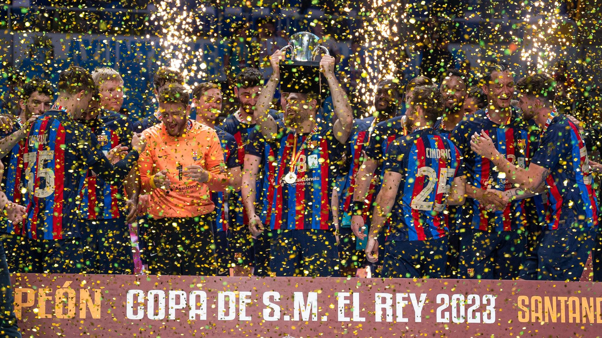 La plantilla del Barça, bajo la lluvia de confeti, tras recoger el trofeo de campeón de la Copa del Rey.