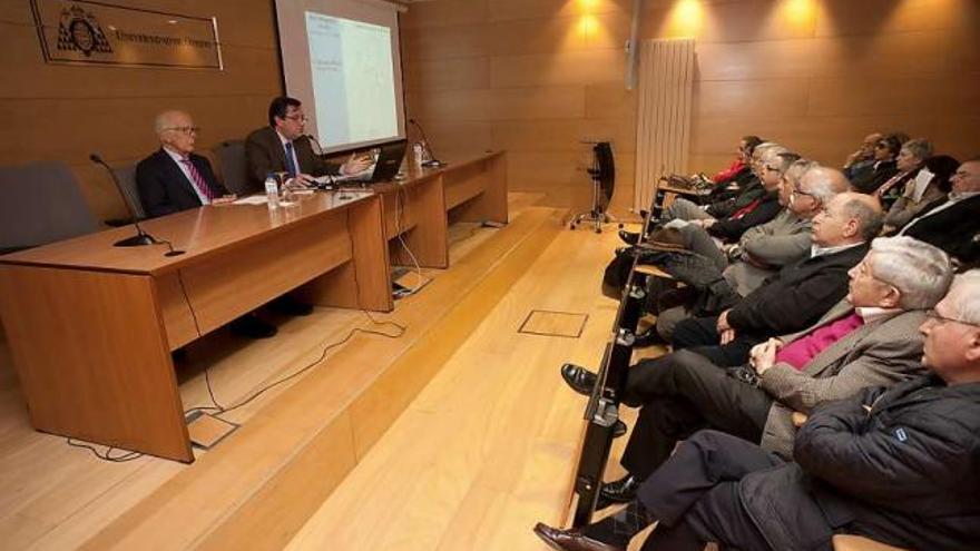 Fernando Balbuena y Julio López Peláez, ayer, durante su conferencia en el Centro de Servicios Universitarios.