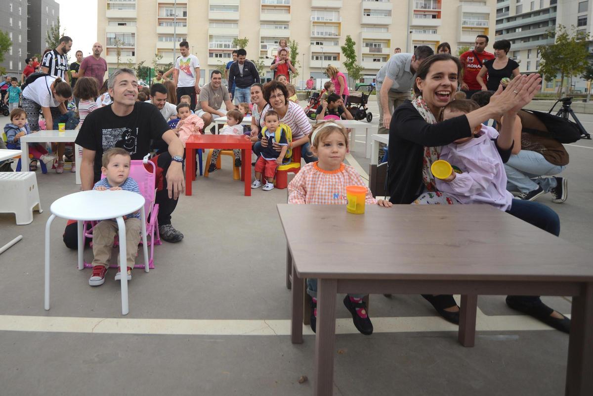 Movilización de los vecinos de Parque Venecia, en 2015, simulando aulas en la calle para reclamar la construcción de un colegio.