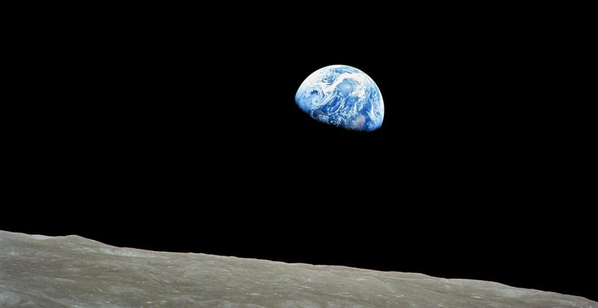 La Tierra, vista desde la órbita lunar, fotigrafiada en 1968 por William Anders.