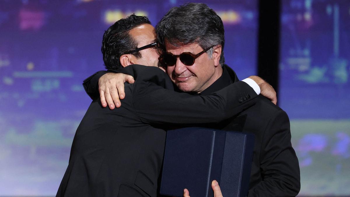 El director, guionista y productor iraní Jafar Panahi celebra tras ganar la Palma de Oro por la película Un simple accidente.