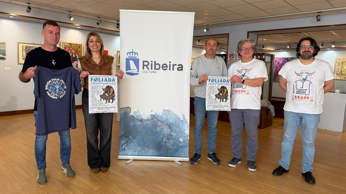 Ana Barreiro e Fernando Abraldes cos membros da organización na presentación.