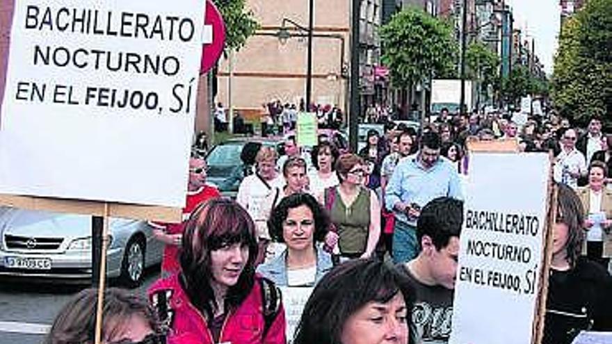 Profesores y alumnos del Feijoo, en el pasacalles de protesta que protagonizaron.