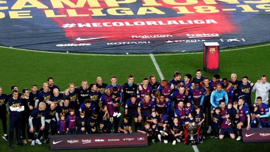Los jugadores del FC Barcelona celebran el título liguero de la temporada 2008/2019.