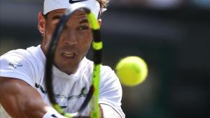 Nadal conecta un revés, en su partido contra Khachanov.