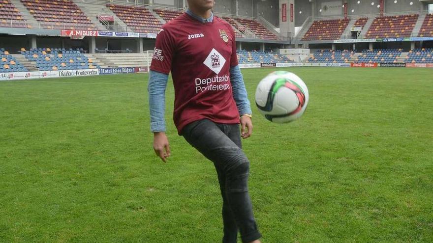 El nuevo jugador granate, Hugo Rodríguez, con la camiseta del Pontevedra. // Rafa Vázquez