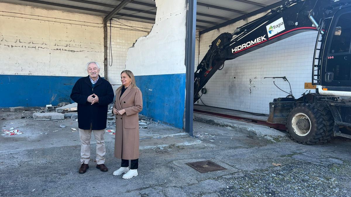 Carmela Silva y César Mosquera, en los trabajos de demolición del parque de maquinaria.