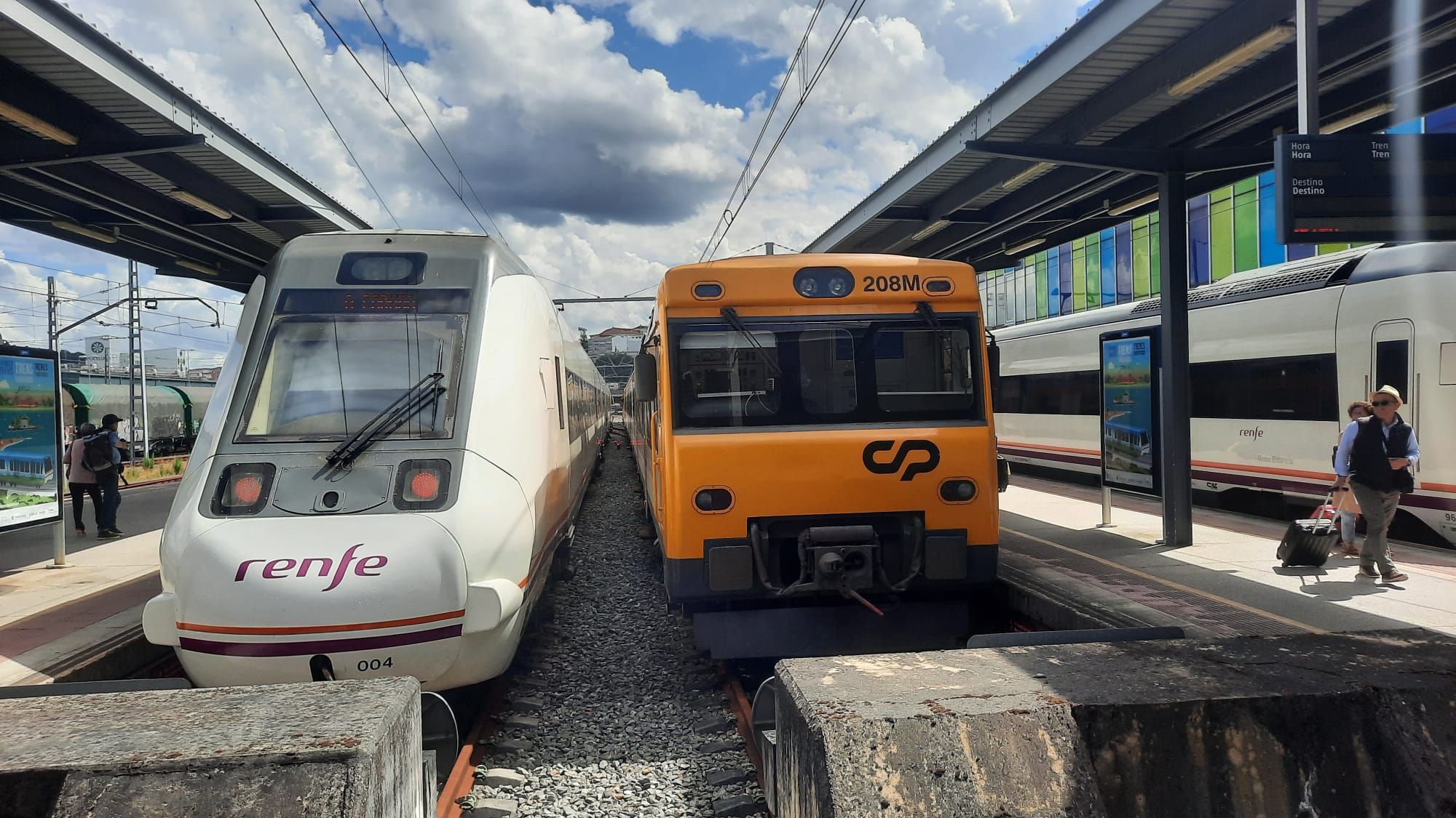 Un regional de Renfe y el Tren Celta de Comboios de Portugal en la estación de Vigo Guixar