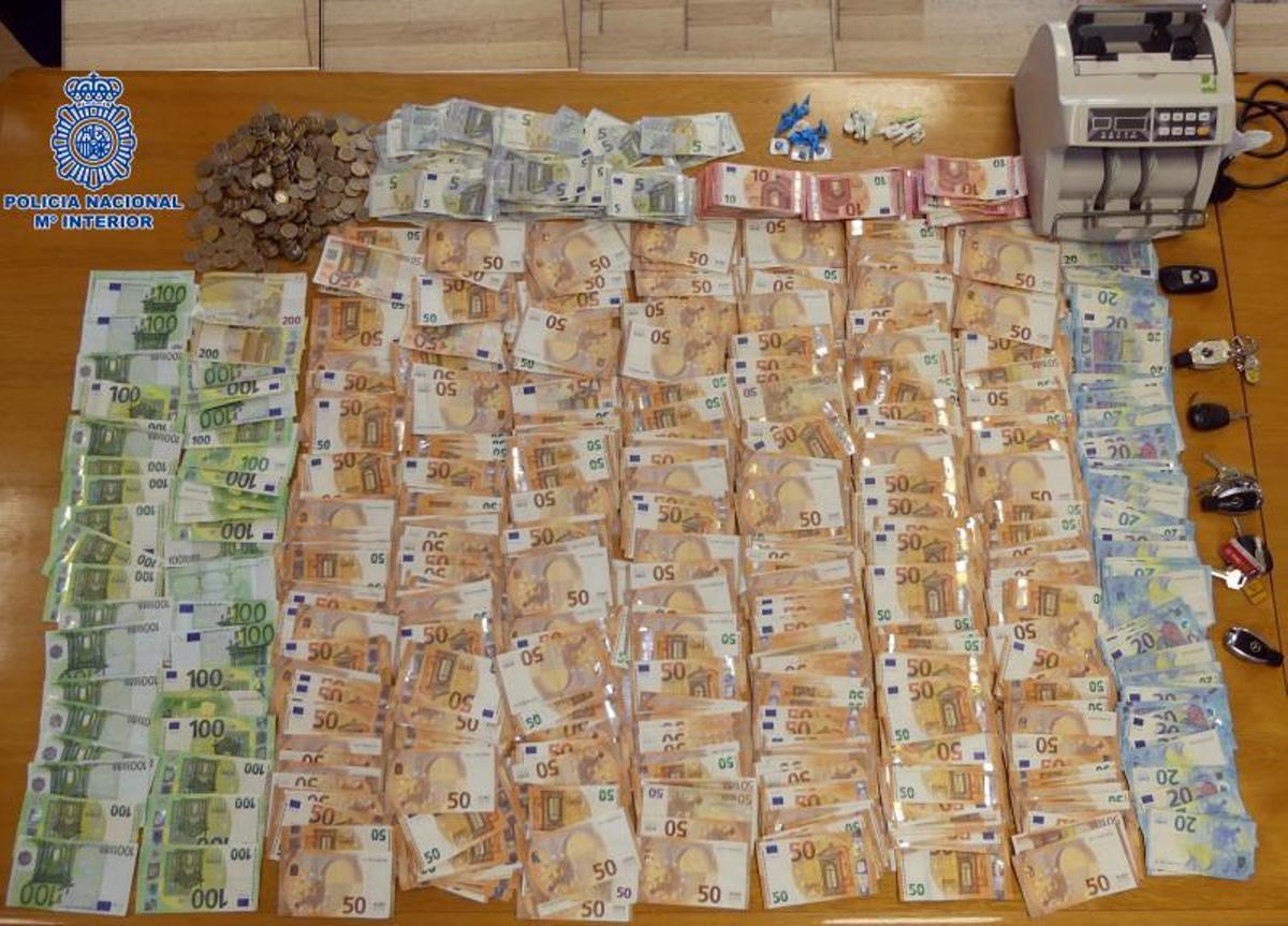 Los agentes intervinieron en los registros 40.000 euros en metálico, además de 16 gramos de coca / cnp