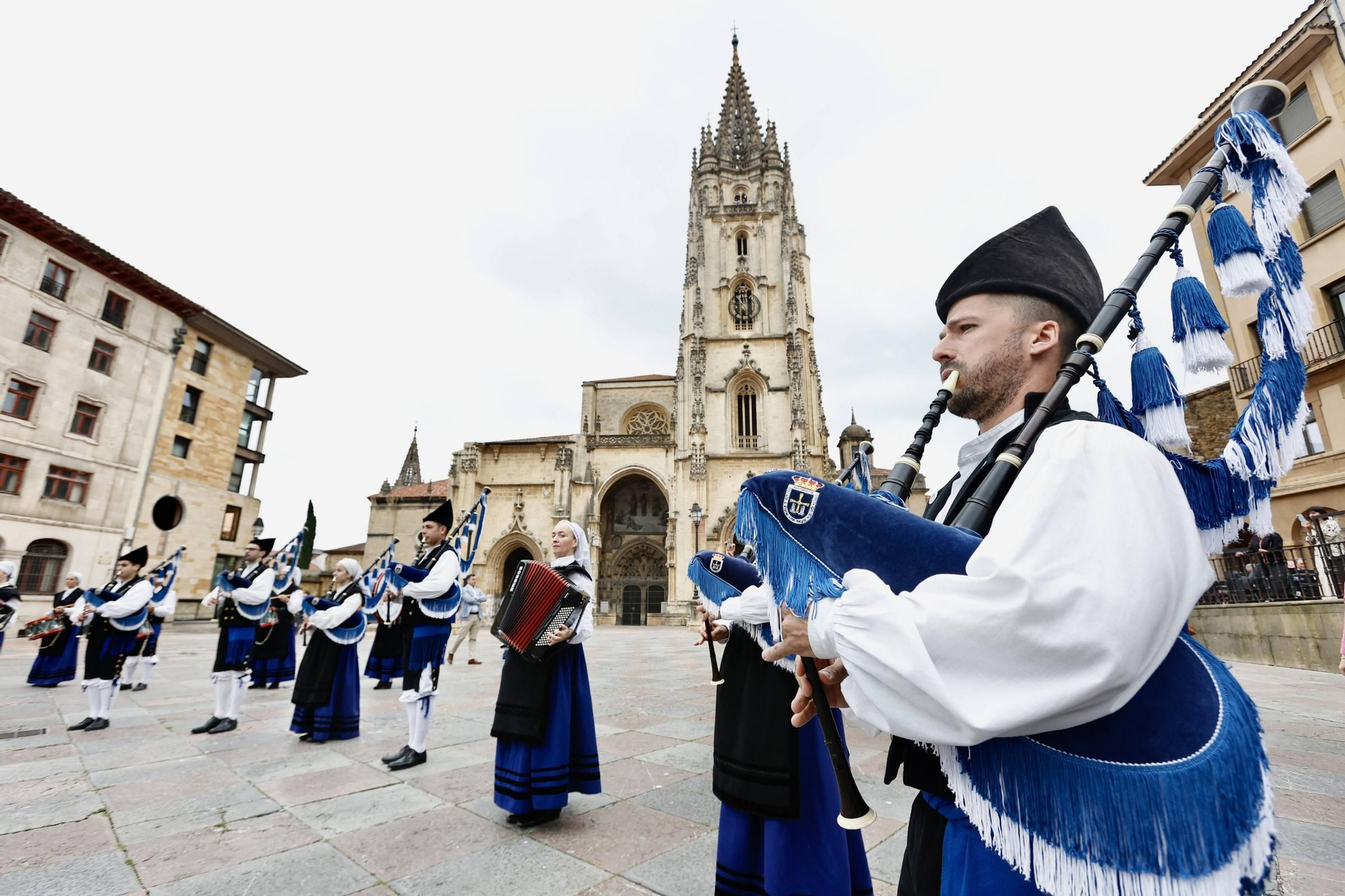 Cientos de brazos al aire junto a la Catedral de Oviedo para que la sidra sea patrimonio de la humanidad
