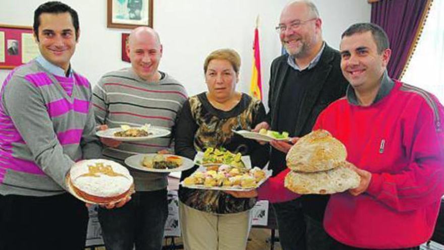 El alcalde, segundo por la derecha, ayer, con los hosteleros y panaderos del Outono Gastronómico. / m. c. s.