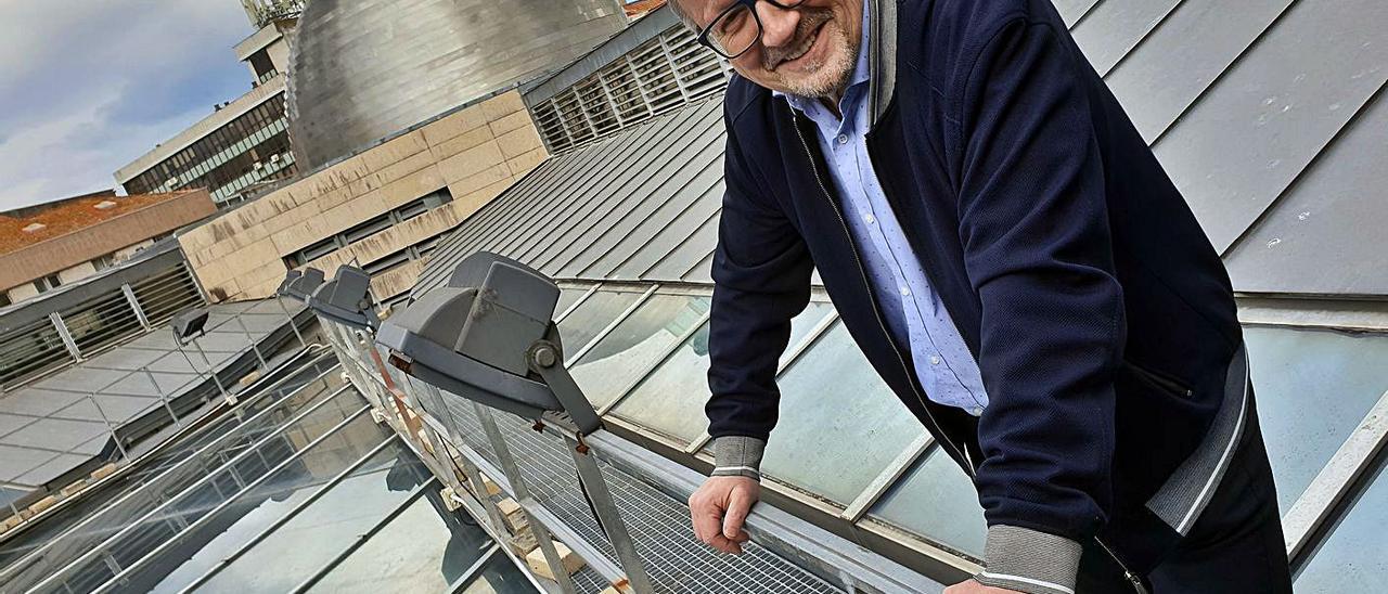 Miguel Fernández Cid, sobre la cubierta del MARCO, con la cúpula del panóptico al fondo. | // MARTA G. BREA