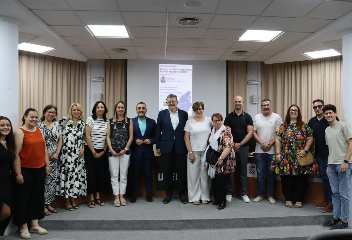 Foto de família després de la conferència a la UNED.