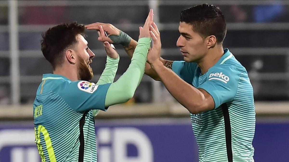 Luis Suárez y Messi celebran un gol del uruguayo