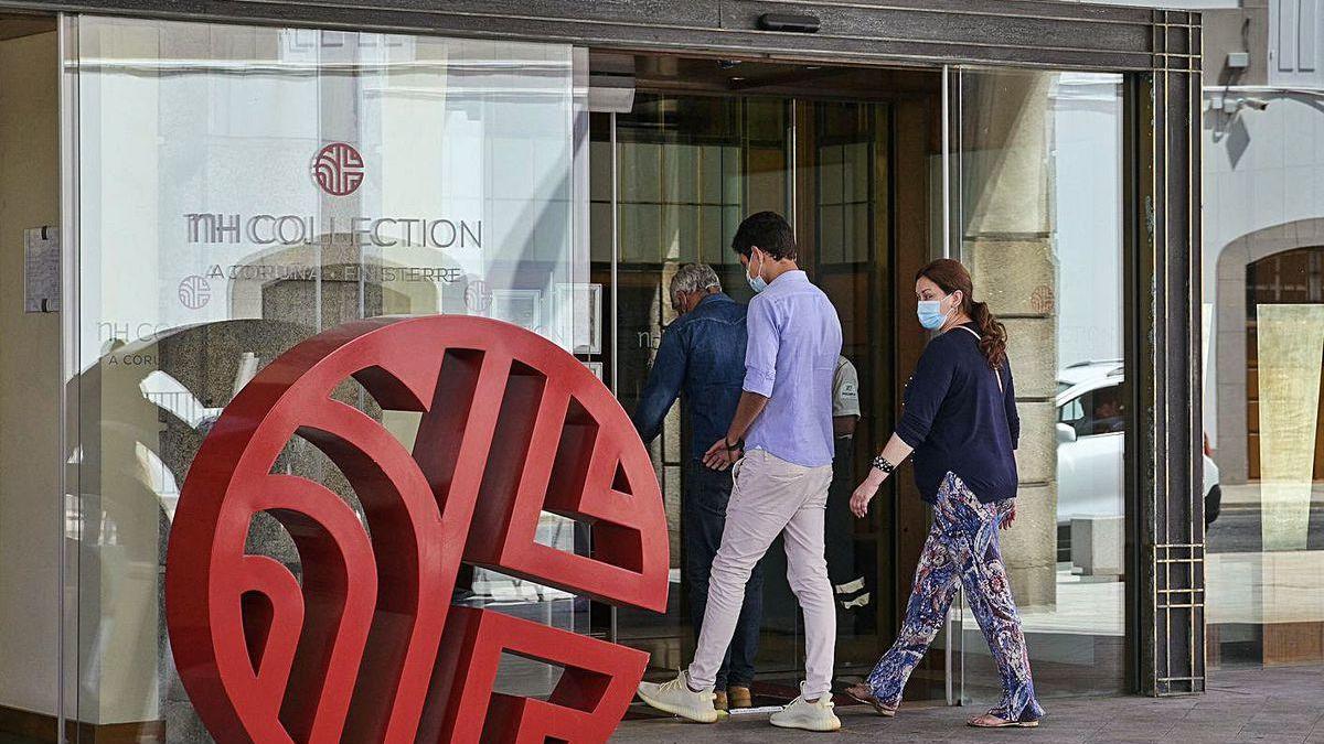 Entrada al hotel donde están confinados los jugadores del Fuenlabrada.