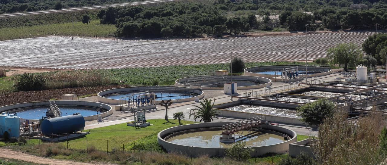 Depuradora de Orihuela Costa en Lomas de Cabo Roig, puesta en marcha en 2000 y que se quedó pequeña poco después