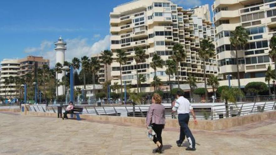 Imagen de las terrazas del puerto deportivo de Marbella que forman parte del frente litoral que pretende recuperar el PGOU.