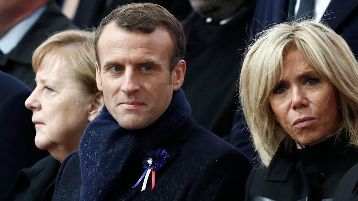 Angela Merkel junto a Emmanuel y Brigitte Macron, ayer domingo, durante la conmemoración del centenario del armisticio de la primera guerra mundial.