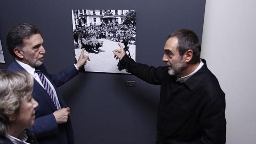 Carlos Piñel explica una fotografía a autoridades en la inauguración de la exposición «Sueños de plata».