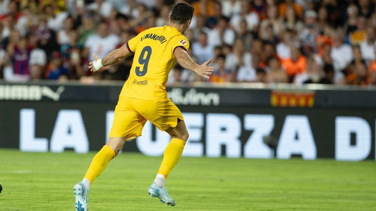 Lewy celebró un doblete en Mestalla