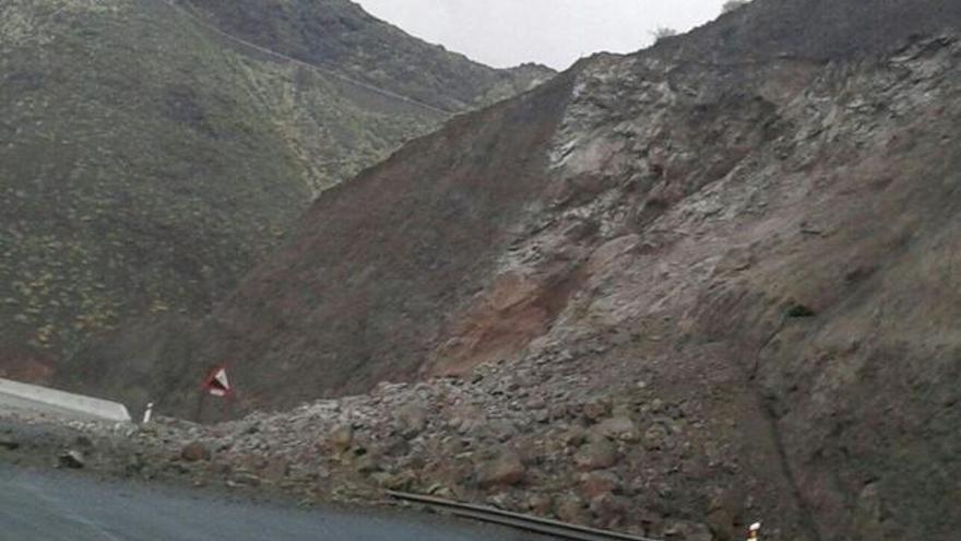 Desprendimientos en la nueva carretera de La Aldea