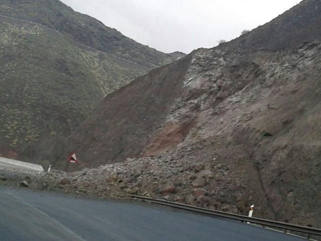 Desprendimientos en la nueva carretera de La Aldea