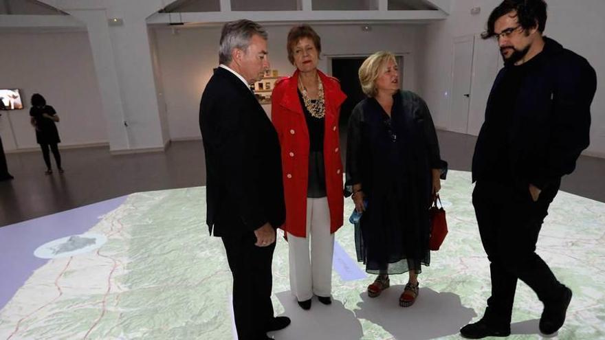 Por la izquierda, Vega de Seoane, Karin Ohlenschläger, Alicia Ventura y Román Torre, ayer, sobre el mapa de la instalación &quot;La Zona&quot;, en Laboral.