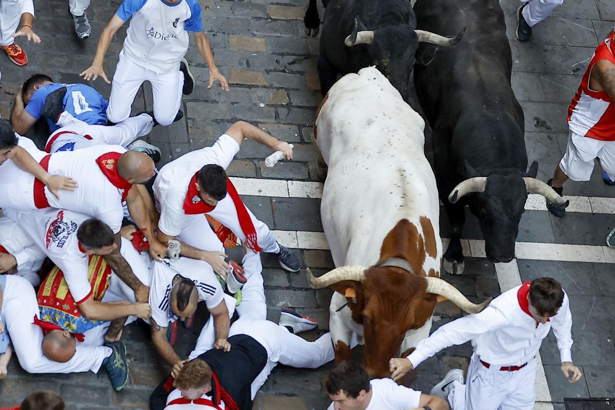 El tercer encierro de los Sanfermines 2026 ha sido rápido y emocionante con bonitas carreras de los corredores. El tercer encierro de los Sanfermines 2026 ha sido rápido y emocionante con bonitas carreras de los corredores.