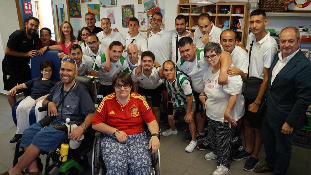 Un momento de la visita de los jugadores del Córdoba CF Genuine a Fepamic.