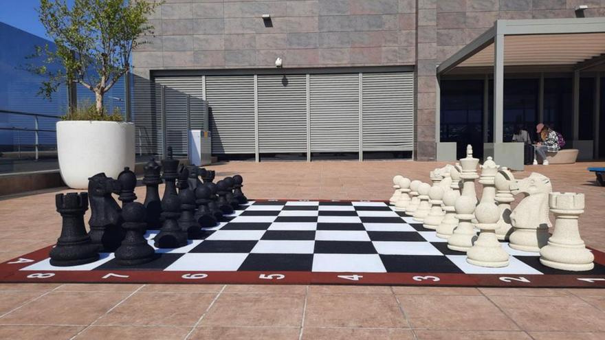 L’aeroport de Girona-Costa Brava renova la seva terrassa amb uns escacs gegants