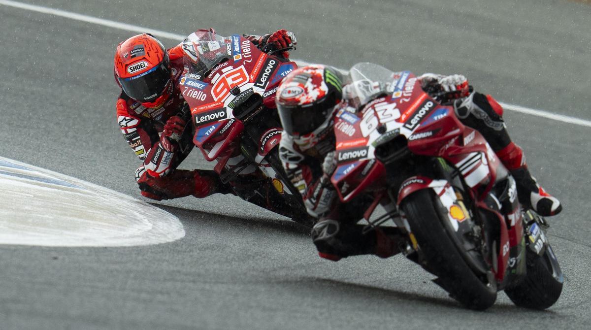 Instante en que Marc Márquez (93) supera a 'Pecco' Bagnaia (63), en la curva Ángel Nieto, para ganar la carrera de ayer de Jerez.
