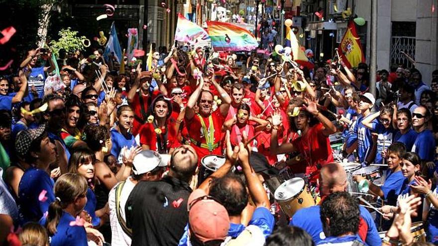 La plaza de Gabriel Miró acogió el acto final de la marcha, que animaron diversos grupos musicales