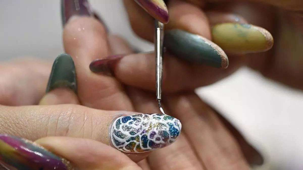 Una profesional realiza una manicura.