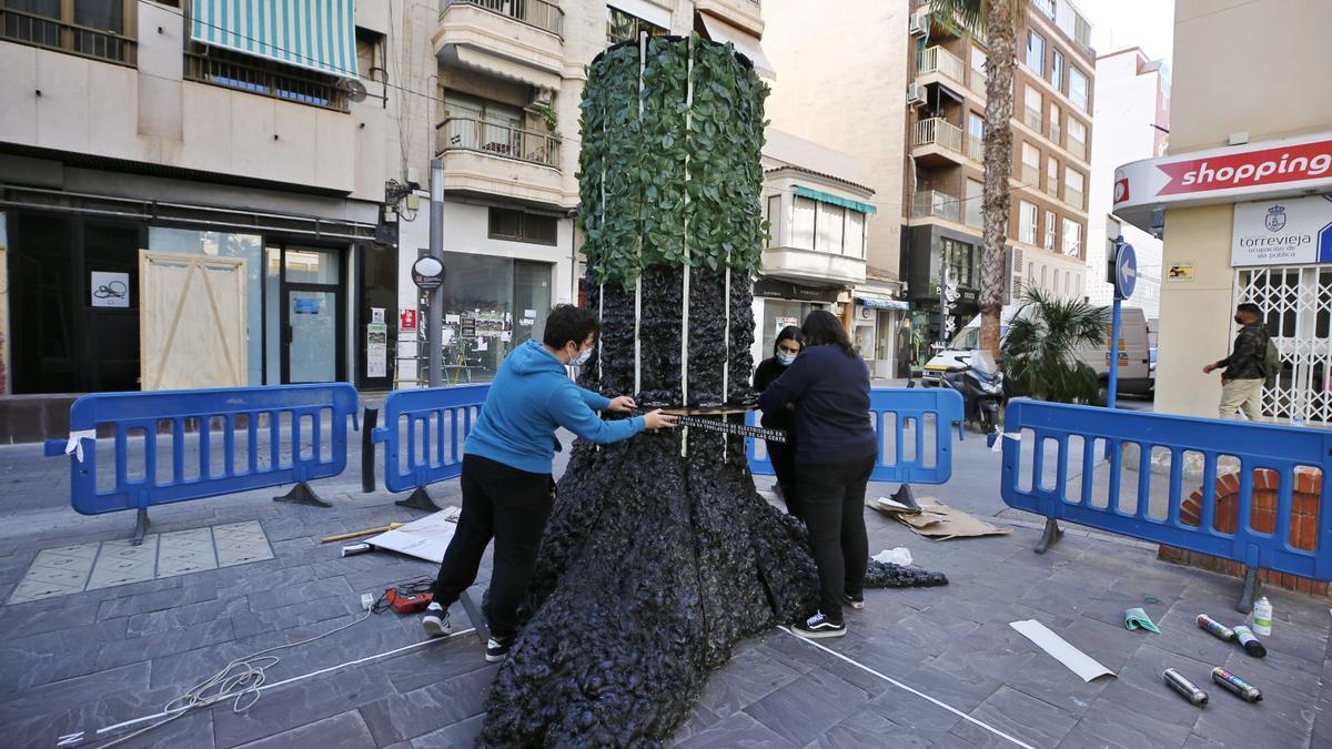 Las arquitecturas efímeras ya están en la calle en Torrevieja