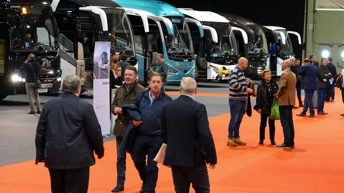 Expositores y visitantes en la anterior cita de la Feria del Transporte de Viajeros por Carretera.