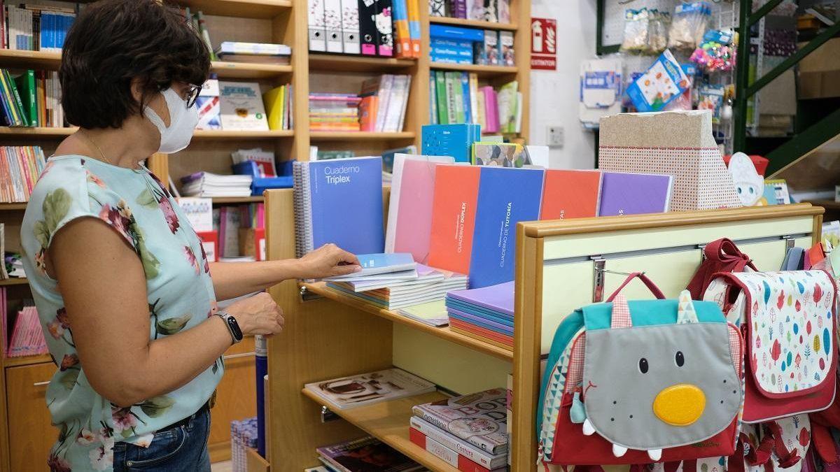 Material escolar en una librería.