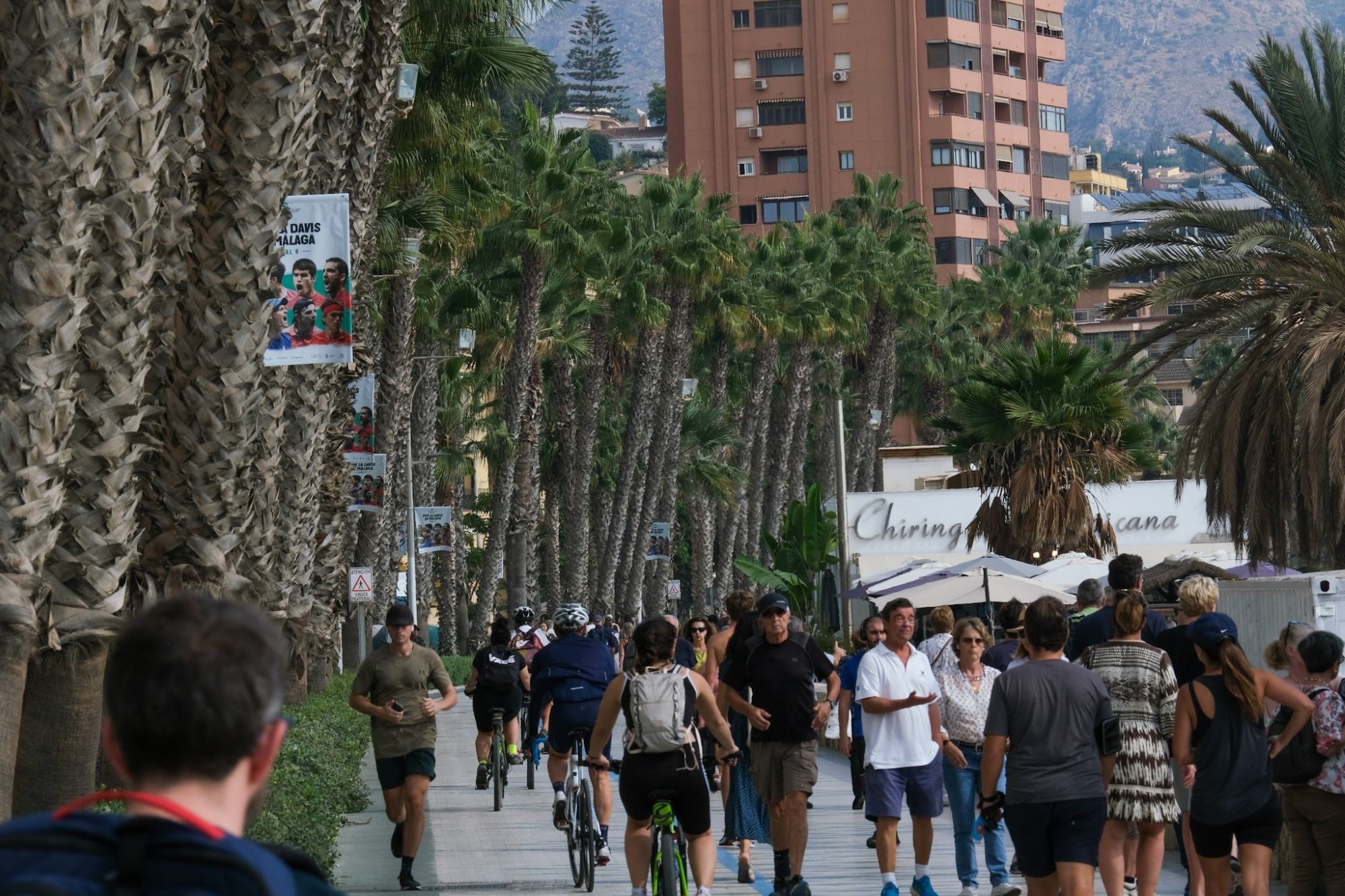 Inusual inicio del puente de Todos los Santos en la playa en Málaga