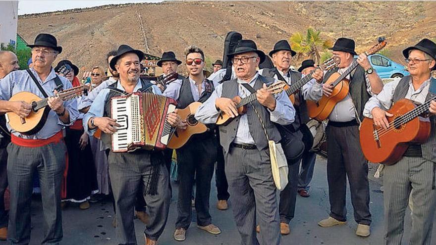 Uno de los grupos folclóricos de parranda en El Pajar el pasado sábado