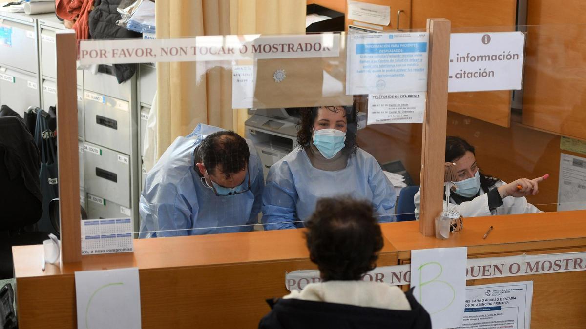 Un paciente espera su turno para someterse a un test diagnóstico en Vilaboa.
